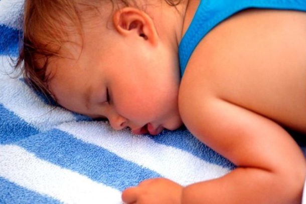Почему у ребенка потеет голова во сне