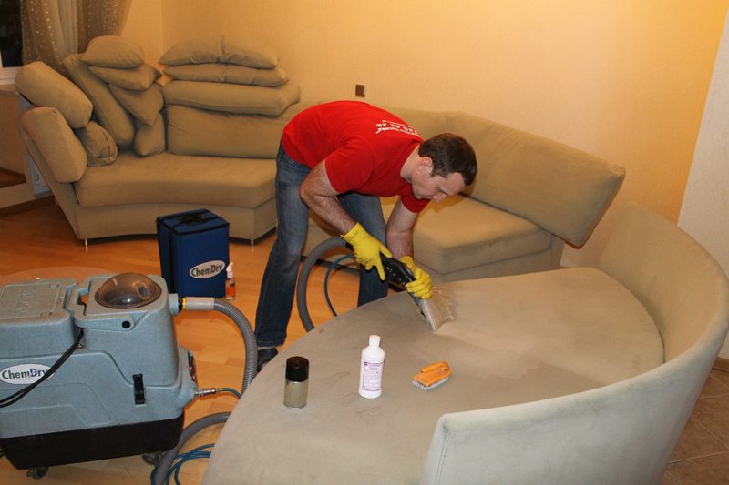 Как правильно и быстро чистить диван в домашних условиях - Світ Матраців