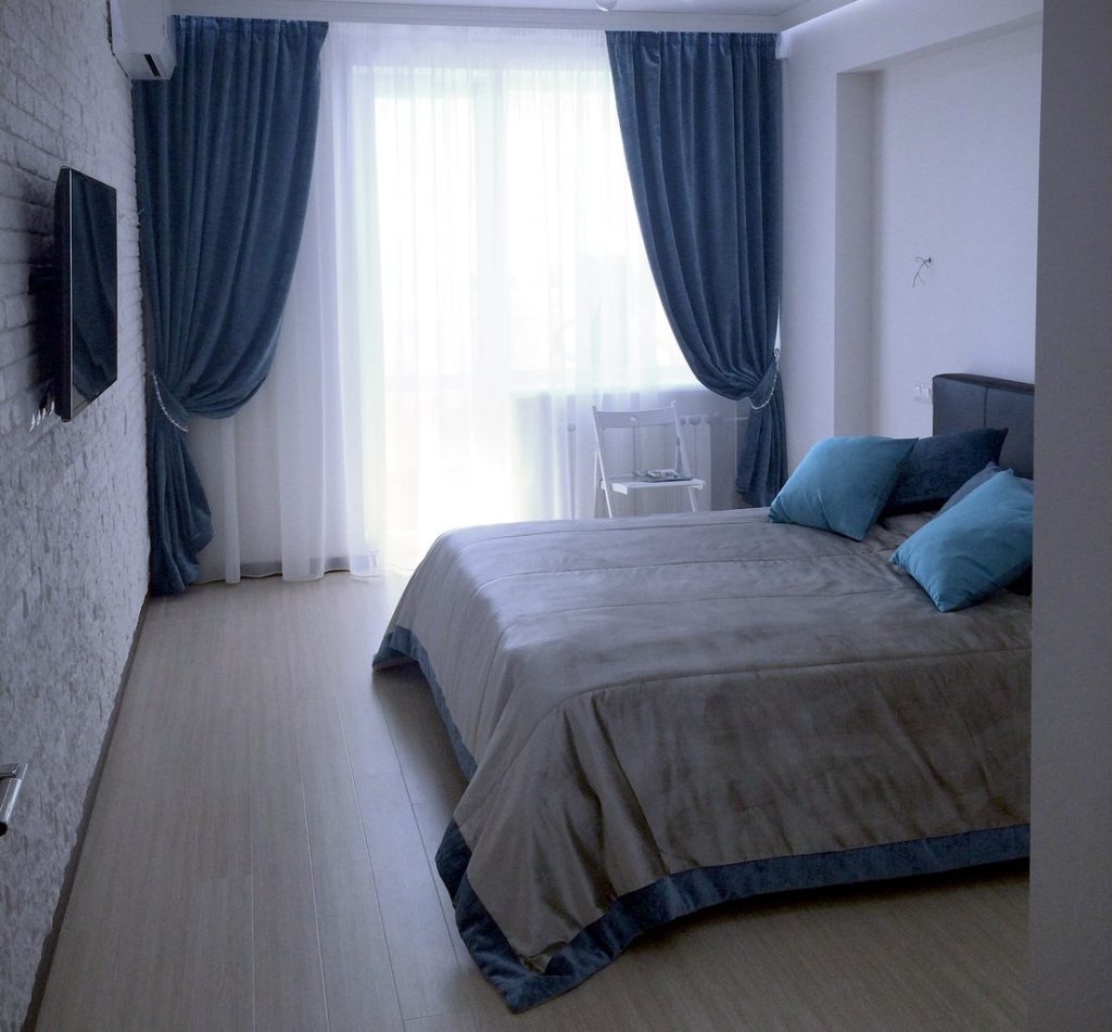 Модные шторы для уютной спальни: примеры решений